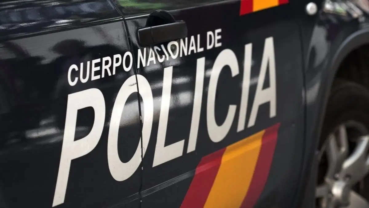 Detenida una mujer en Madrid por robar 35.000 euros al anciano que cuidaba después de fallecer por COVID-19 Detenida una mujer en Madrid por robar 35.000 euros al anciano que cuidaba después de fallecer por COVID-19
