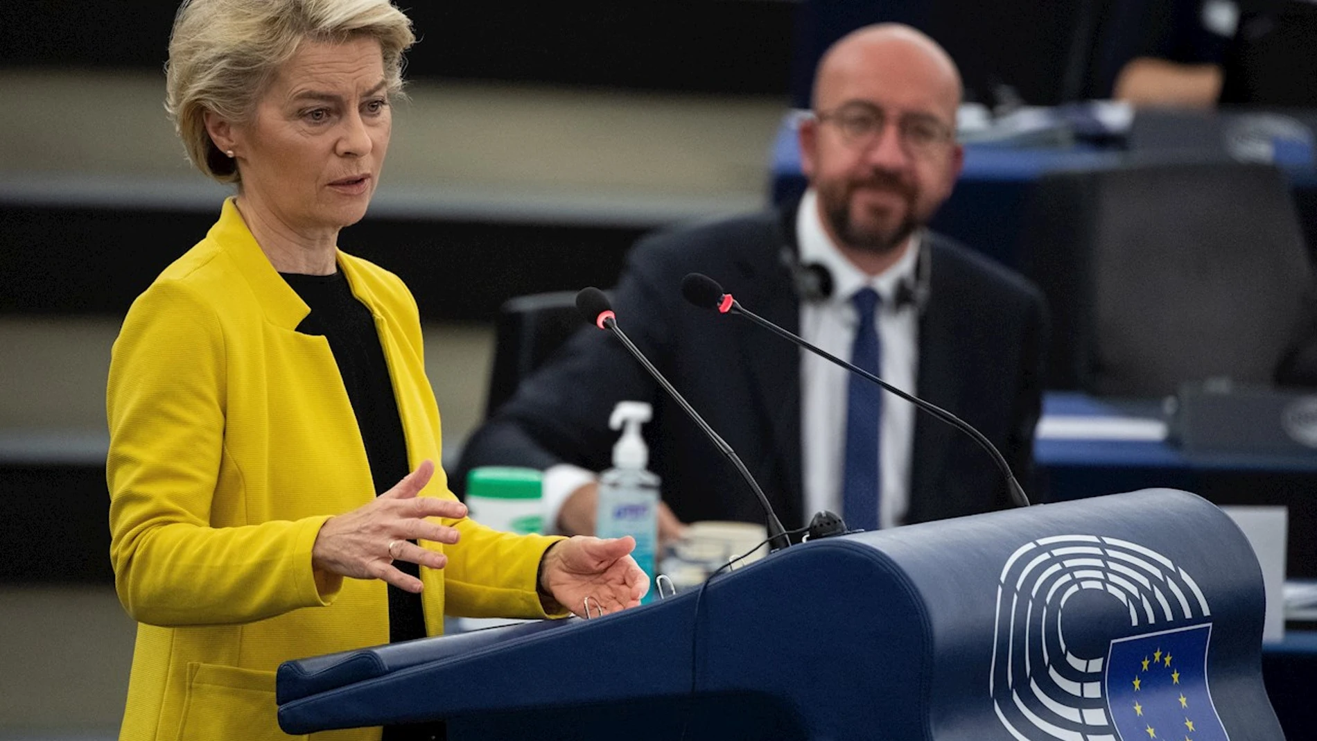La presidenta de la Comisión Europea (CE), Ursula von der Leyen y el presidente del Consejo, Charles Michel, en el Parlamento de Estrasburgo este miércoles