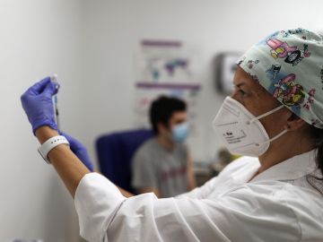 Un estudiante se vacuna en un centro de vacunación de Madrid este miércoles. 