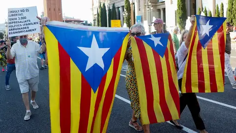 Foto de archivo: Un centenar de miembros de los CDR se manifiestan este domingo contra la presencia del rey Felipe VI en el Mobile World Congress Foto de archivo: Un centenar de miembros de los CDR se manifiestan este domingo contra la presencia del rey Felipe VI en el Mobile World Congress