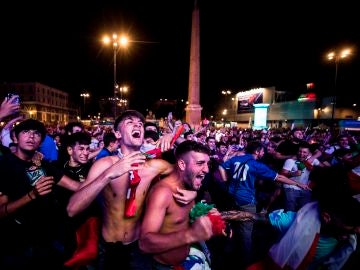 Aficionados italianos celebran la victoria de Italia en Roma