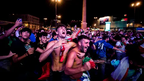 Aficionados italianos celebran la victoria de Italia en Roma Aficionados italianos celebran la victoria de Italia en Roma