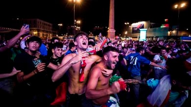Los italianos celebran en Roma sin mascarilla ni distancia de seguridad el pase de Italia a la final de la Eurocopa