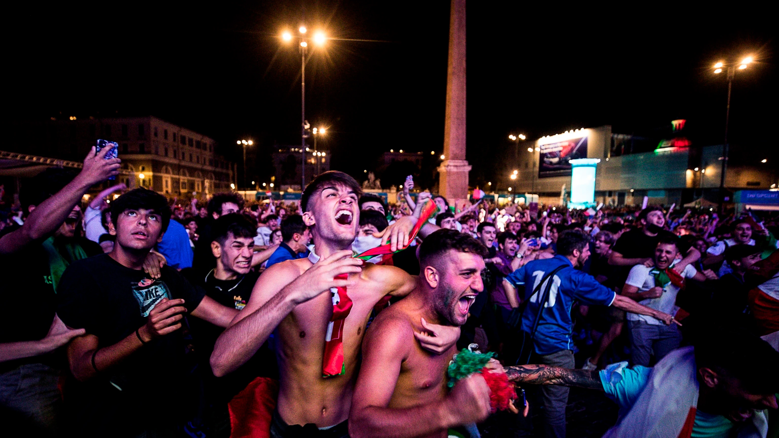 Aficionados italianos celebran la victoria de Italia en Roma