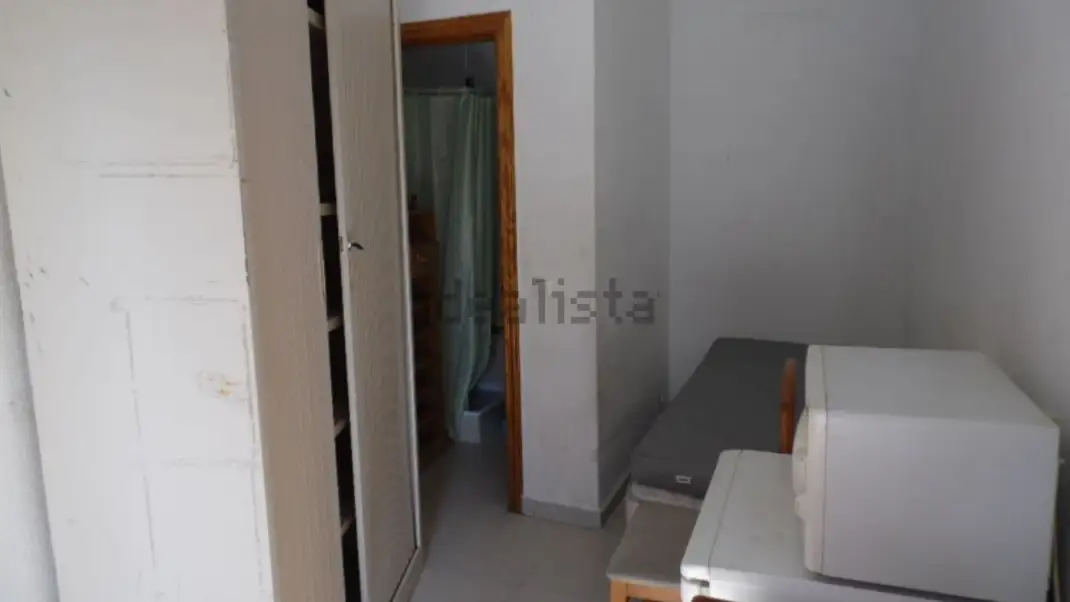 Caliéntate una croquetas en el microondas sin salir de la cama, el polémico anuncio de Idealista de un piso en Madrid de 8 metros cuadrados Caliéntate una croquetas en el microondas sin salir de la cama, el polémico anuncio de Idealista de un piso en Madrid de 8 metros cuadrados