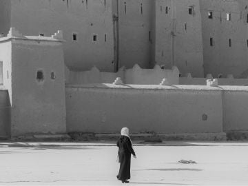 Mujer marroquí caminando sola.