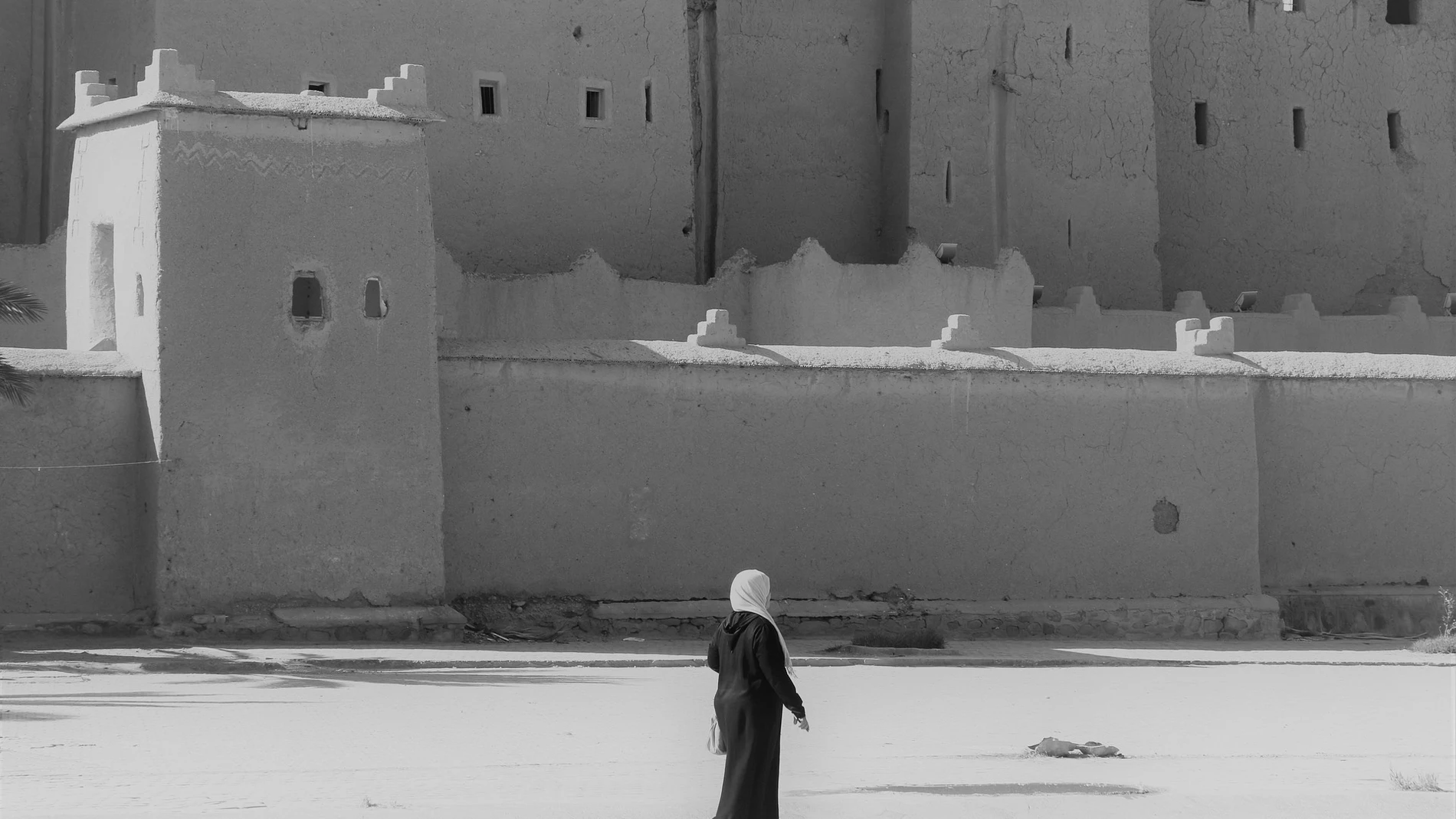 Mujer marroquí caminando sola.