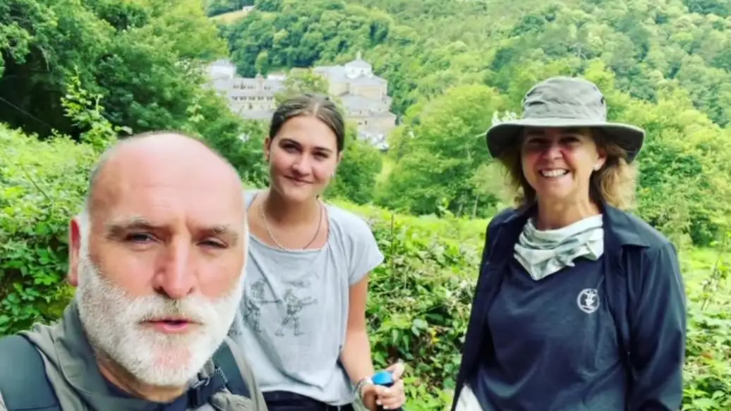 El chef Jos&eacute; Andr&eacute;s hace el Camino de Santiago con su familia