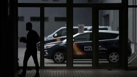 Largas colas para renovar el DNI en Valencia por un posible fallo informático Largas colas para renovar el DNI en Valencia por un posible fallo informático