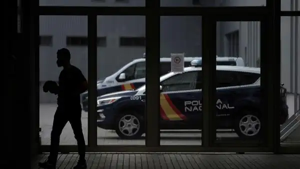 Largas colas para renovar el DNI en Valencia por un posible fallo informático Largas colas para renovar el DNI en Valencia por un posible fallo informático