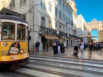 Varias personas con mascarilla en Lisboa