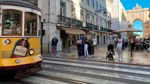 Varias personas con mascarilla en Lisboa Varias personas con mascarilla en Lisboa