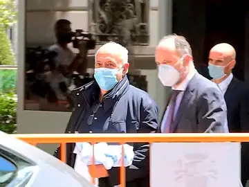 Captura de vídeo que muestra al productor José Luis Moreno (i) a su salida de la sede de la Audiencia Nacional, este jueves en Madrid Captura de vídeo que muestra al productor José Luis Moreno (i) a su salida de la sede de la Audiencia Nacional, este jueves en Madrid