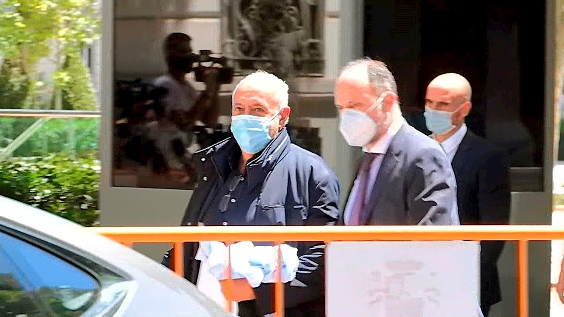 Captura de vídeo que muestra al productor José Luis Moreno (i) a su salida de la sede de la Audiencia Nacional, este jueves en Madrid