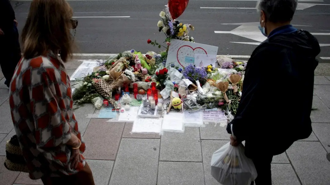 Vista de las flores y los mensajes dejados en el lugar en el que fue asesinado Samuel Luiz, el joven de 24 años que perdió la vida en la madrugada del sábado. La Policía Nacional ha detenido durante la pasada noche a una cuarta persona como supuesta autora de la agresión mortal al joven Samuel Luiz en A Coruña Vista de las flores y los mensajes dejados en el lugar en el que fue asesinado Samuel Luiz, el joven de 24 años que perdió la vida en la madrugada del sábado. La Policía Nacional ha detenido durante la pasada noche a una cuarta persona como supuesta autora de la agresión mortal al joven Samuel Luiz en A Coruña