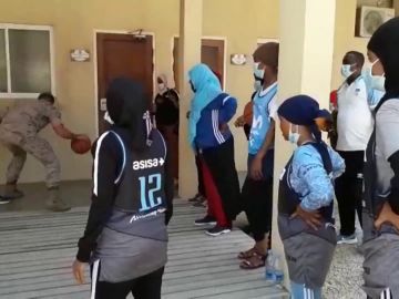 El regalo de Estudiantes a unas mujeres que sufren amenazas terroristas por jugar al baloncesto en Somalia