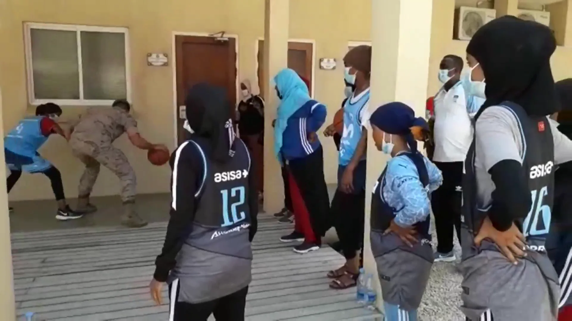 El regalo de Estudiantes a unas mujeres que sufren amenazas terroristas por jugar al baloncesto en Somalia El regalo de Estudiantes a unas mujeres que sufren amenazas terroristas por jugar al baloncesto en Somalia