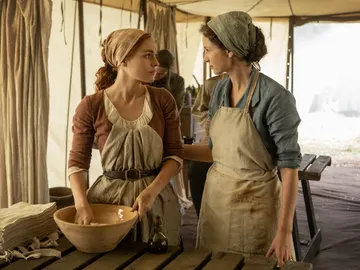 Sophie Skelton y Caitriona Balfe como Brianna y Claire Fraser en 'Outlander' Sophie Skelton y Caitriona Balfe como Brianna y Claire Fraser en 'Outlander'