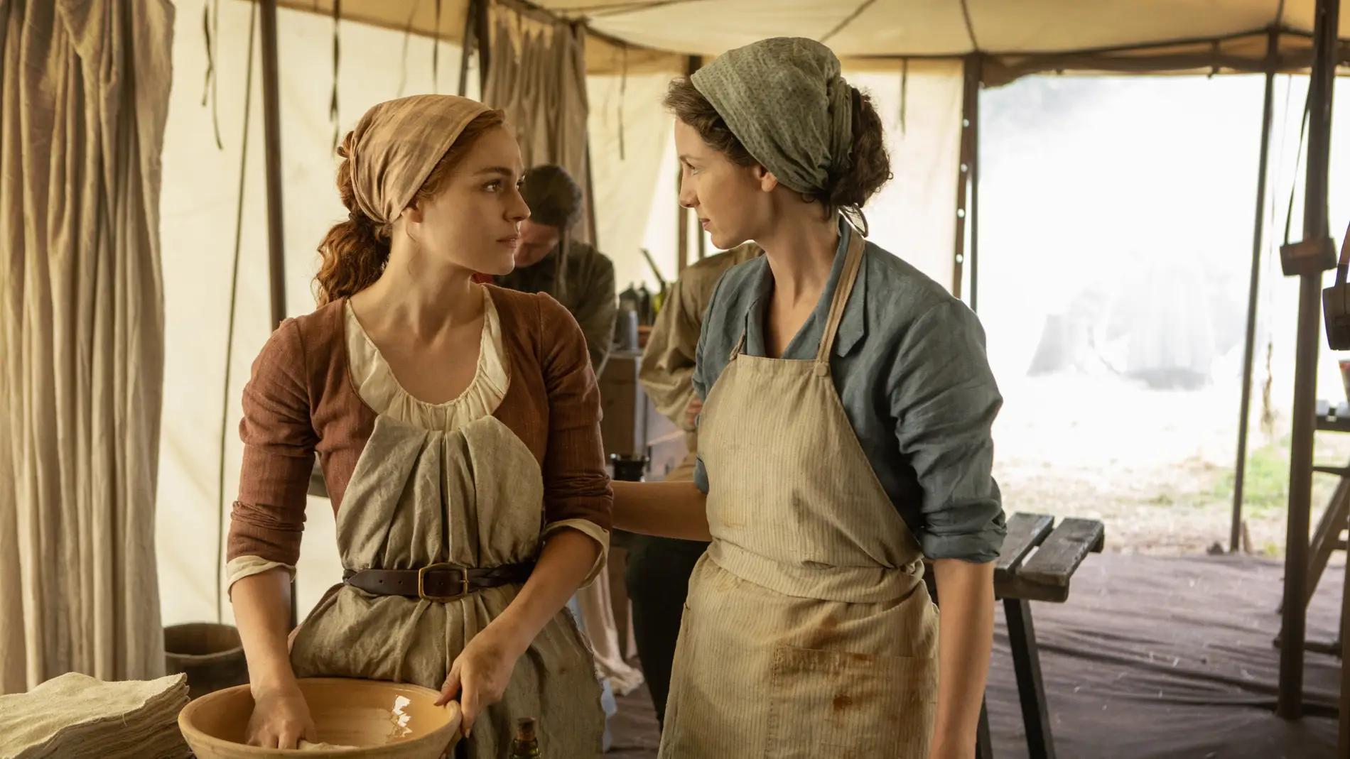Sophie Skelton y Caitriona Balfe como Brianna y Claire Fraser en 'Outlander'