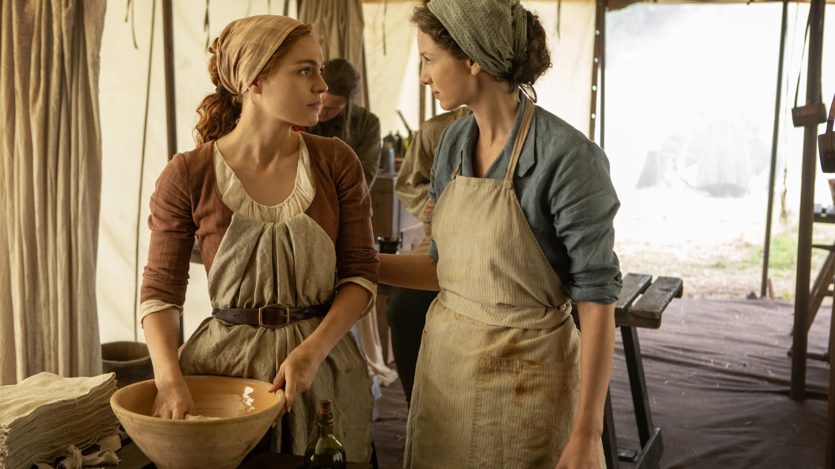 Sophie Skelton y Caitriona Balfe como Brianna y Claire Fraser en 'Outlander'