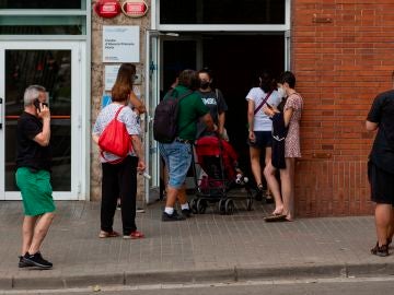 Cataluña dejará de hacer test a contactos asintomáticos para liberar la atención primaria ante el aumento de contagios