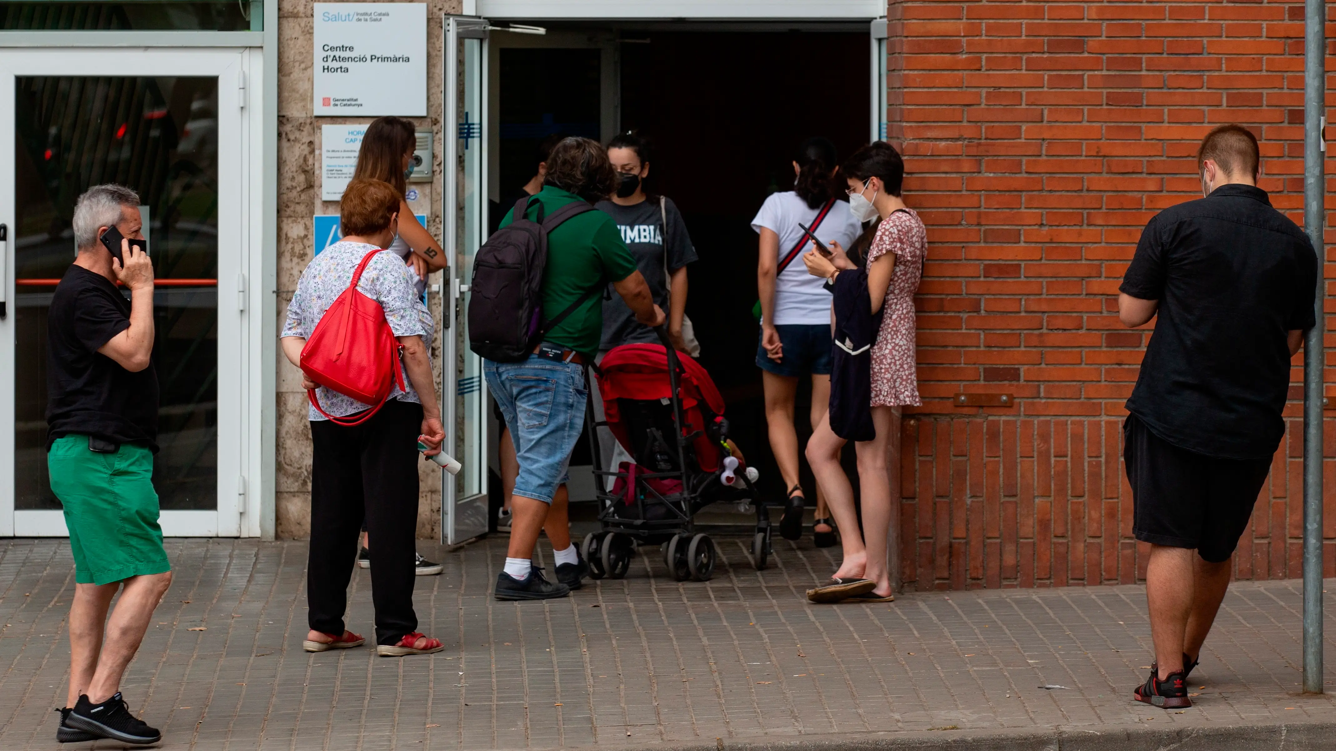 Cataluña dejará de hacer test a contactos asintomáticos para liberar la atención primaria ante el aumento de contagios Cataluña dejará de hacer test a contactos asintomáticos para liberar la atención primaria ante el aumento de contagios