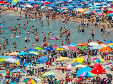 La Comunidad Valenciana endurece las restricciones: Toque de queda, cierre del ocio nocturno y el botellón como falta grave La Comunidad Valenciana endurece las restricciones: Toque de queda, cierre del ocio nocturno y el botellón como falta grave