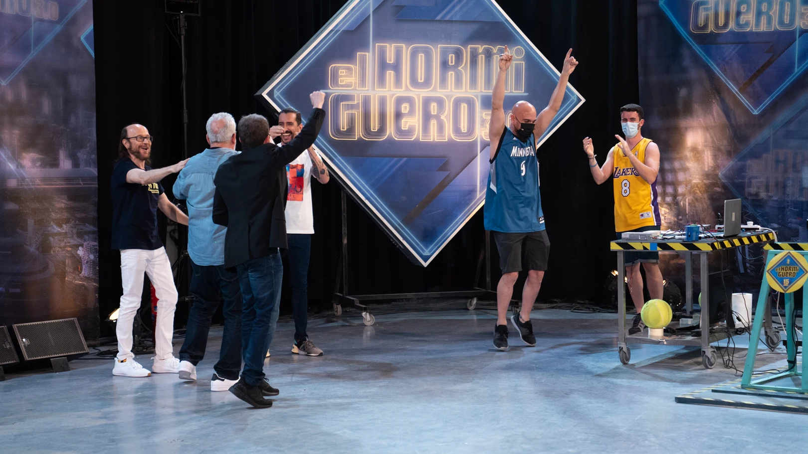¿Serán capaces de meter una canasta a 20 metros de distancia? ¡Marron vuelve a hacer magia en ‘El Hormiguero 3.0’! Ciencia Marron