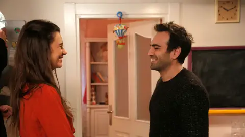 Leyla Lydia Tuğutlu y Buğra Gülsoy tras las cámaras de 'Mi hija' Leyla Lydia Tuğutlu y Buğra Gülsoy tras las cámaras de 'Mi hija'