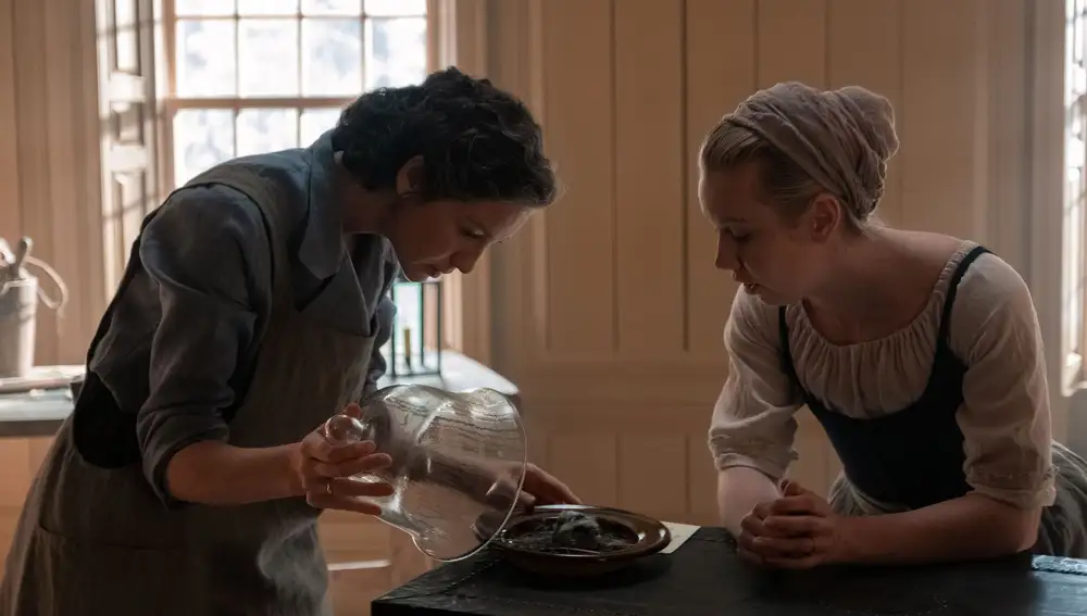 Claire y Marsali en 'Outlander' creando Penicilina