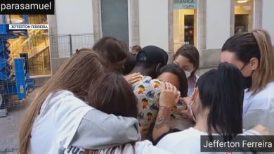 El emotivo abrazo de los amigos de Samuel al senegalés que intentó salvarle la vida