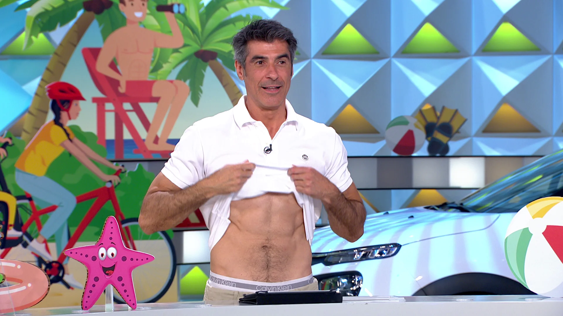 Jorge Fern&aacute;ndez sube la temperatura luciendo abdominales en &lsquo;La ruleta de la suerte&rsquo;