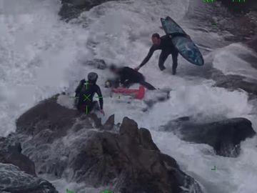 Graban el peligroso rescate a un surfista en un acantilado de una playa de Nueva Zelanda