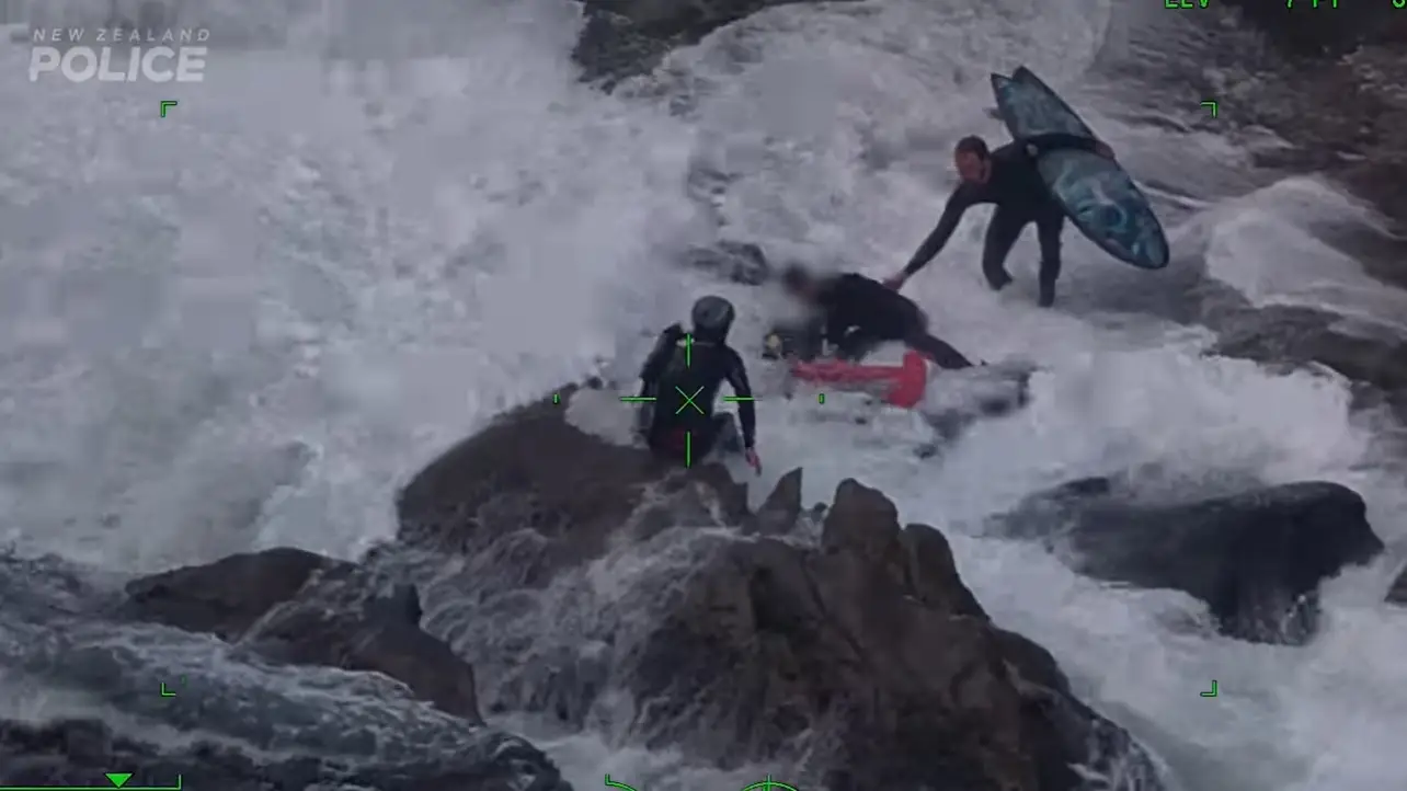 Graban el peligroso rescate a un surfista en un acantilado de una playa de Nueva Zelanda Graban el peligroso rescate a un surfista en un acantilado de una playa de Nueva Zelanda