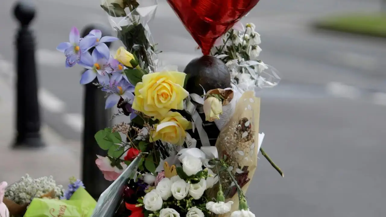 Destrozan el altar de Samuel, el joven asesinado en A Coruña Destrozan el altar de Samuel, el joven asesinado en A Coruña