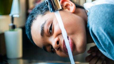 Niño bebiendo