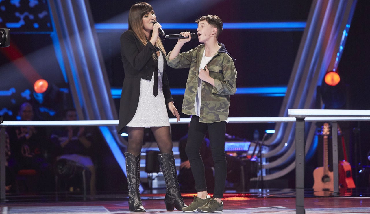 Rozalén canta con Alberto Negredo una versión muy emotiva de ‘Comiéndote a besos’ en ‘La Voz Kids’