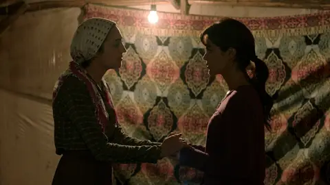 Gülten le entrega el anillo a Züleyha: "Tu secreto está a salvo conmigo" Gülten le entrega el anillo a Züleyha: "Tu secreto está a salvo conmigo"