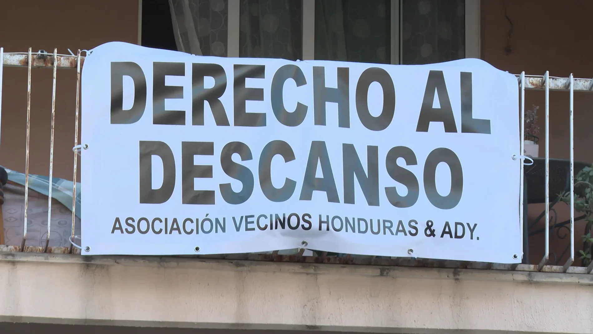 Cacerolada de los vecinos de un barrio de Valencia en protesta por los botellones ilegales