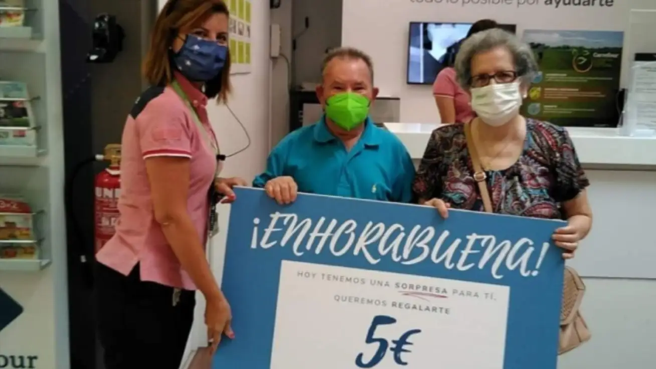 Carrefour da un premio de 5 euros a una pareja y se hace viral en Twitter. Carrefour da un premio de 5 euros a una pareja y se hace viral en Twitter.