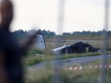Nueve muertos tras caer un avión en un aeropuerto del sur de Suecia.