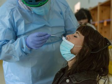 Un sanitario realiza una prueba PCR a una chica durante el cribado celebrado en Ribadavia a la población de 16 a 30 años.