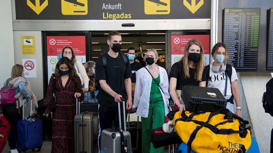 Viajeros llegan al aeropuerto de Palma de Mallorca Viajeros llegan al aeropuerto de Palma de Mallorca