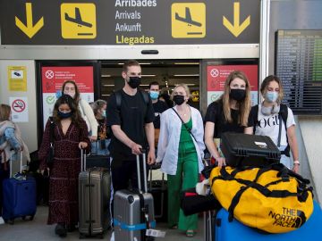 Viajeros llegan al aeropuerto de Palma de Mallorca