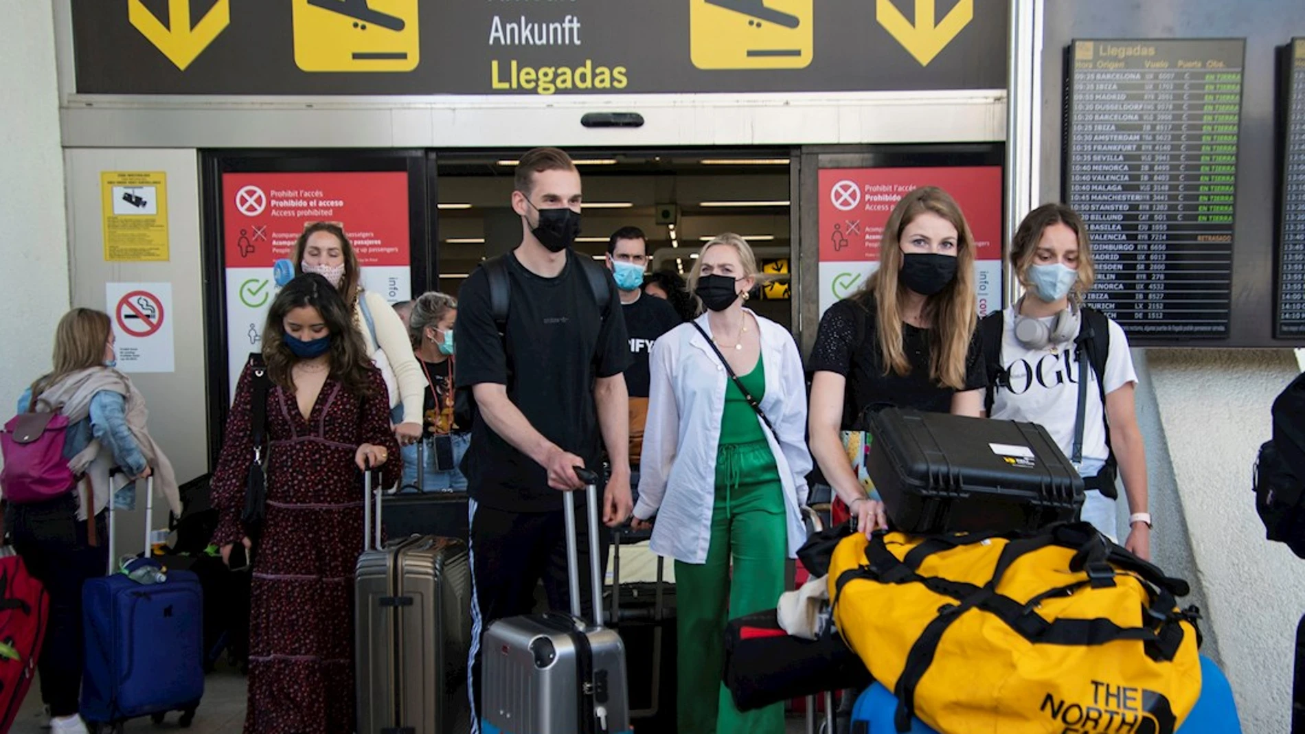 Viajeros llegan al aeropuerto de Palma de Mallorca