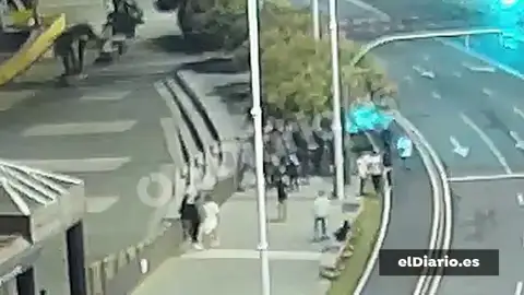 El vídeo de las primeras imágenes del asesinato de Samuel que muestran como una turba de gente lo lincha hasta matarlo El vídeo de las primeras imágenes del asesinato de Samuel que muestran como una turba de gente lo lincha hasta matarlo