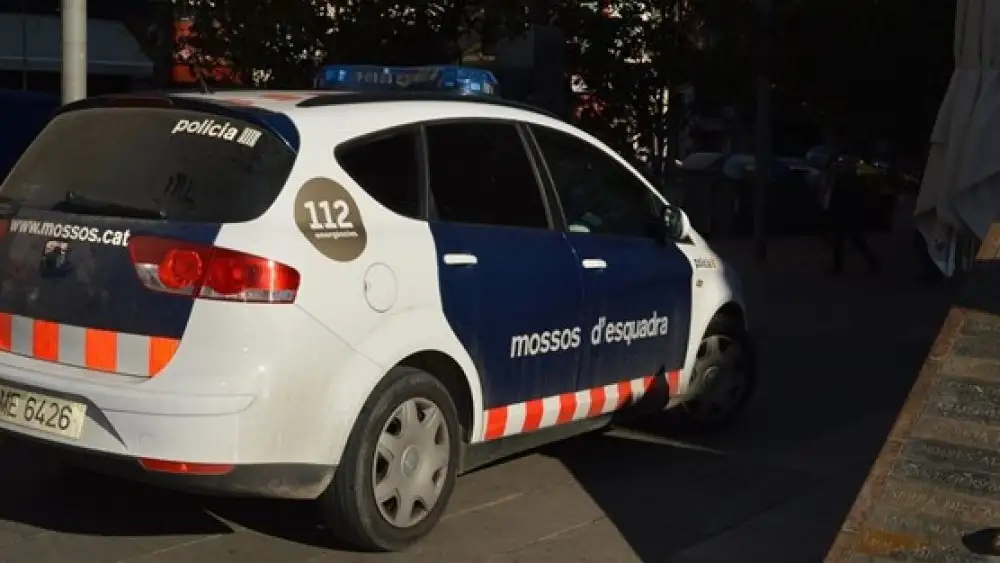 Investigan una presunta agresión sexual a una menor en las fiestas de Sabadell Coche mossos d'esquadra