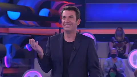 Arturo Valls pierde el hilo del programa gracias a una increíble sorpresa Arturo Valls pierde el hilo del programa gracias a una increíble sorpresa