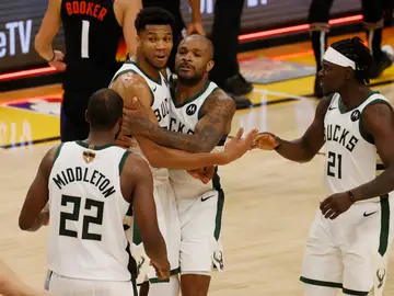 Los Milwaukee Bucks ganan el 5º partido a los Suns y están a un paso de su segundo campeonato de la NBA Los Milwaukee Bucks ganan el 5º partido a los Suns y están a un paso de su segundo campeonato de la NBA