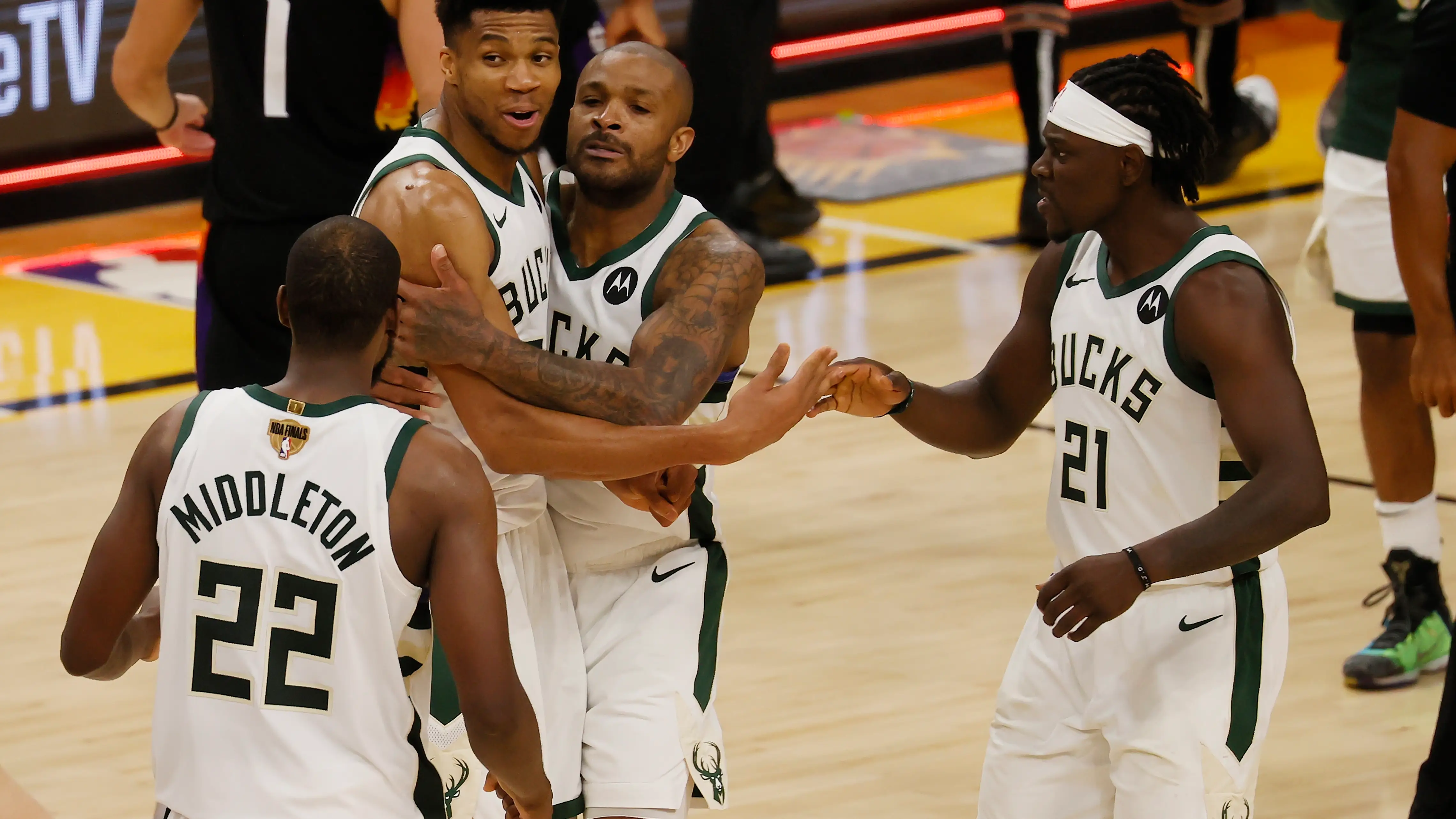 Los Milwaukee Bucks ganan el 5º partido a los Suns y están a un paso de su segundo campeonato de la NBA Los Milwaukee Bucks ganan el 5º partido a los Suns y están a un paso de su segundo campeonato de la NBA